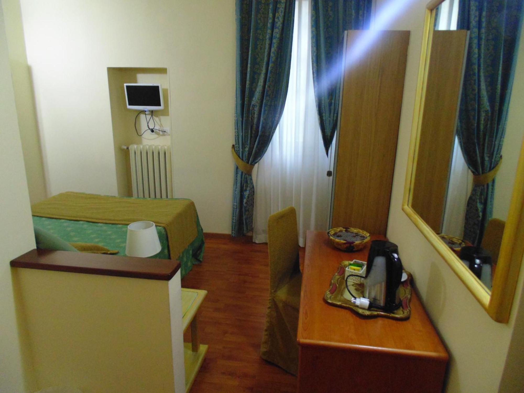 Relais Dante E Beatrice Panzió Firenze Szoba fotó